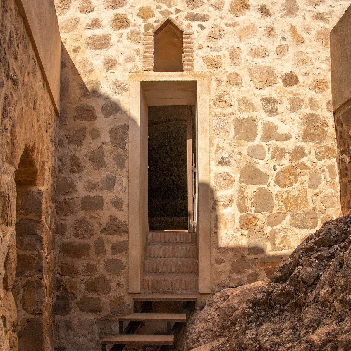 Puerta de acceso al sótano de la torre del homenaje