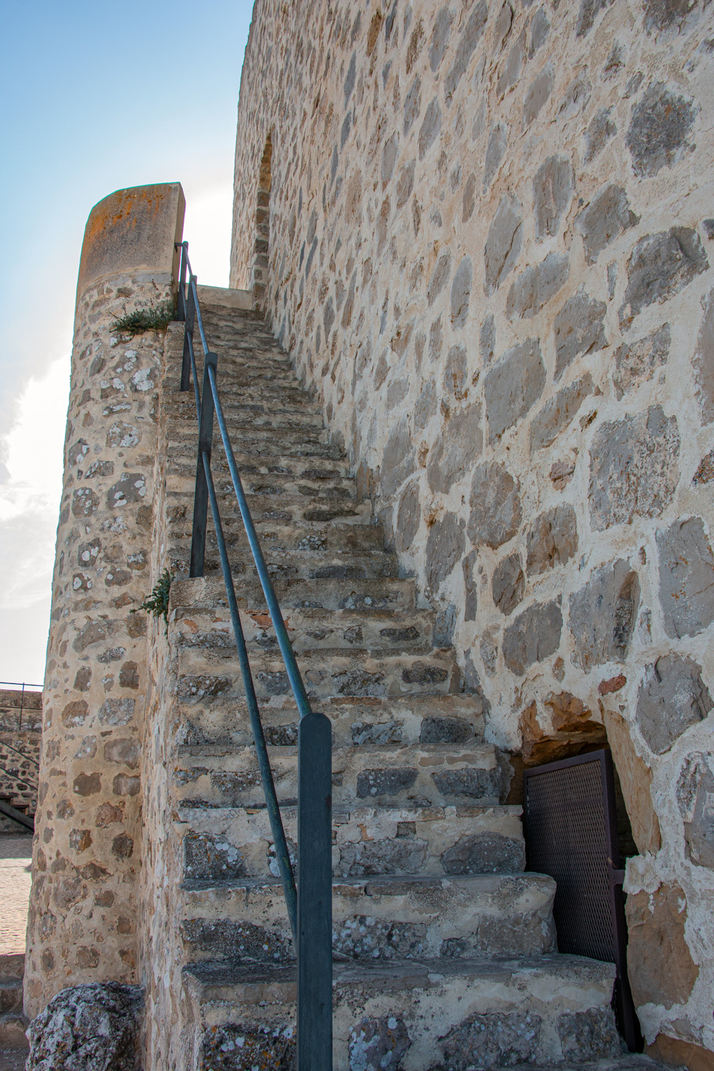 Detalle del barandal del patín de acceso a la torre del homenaje