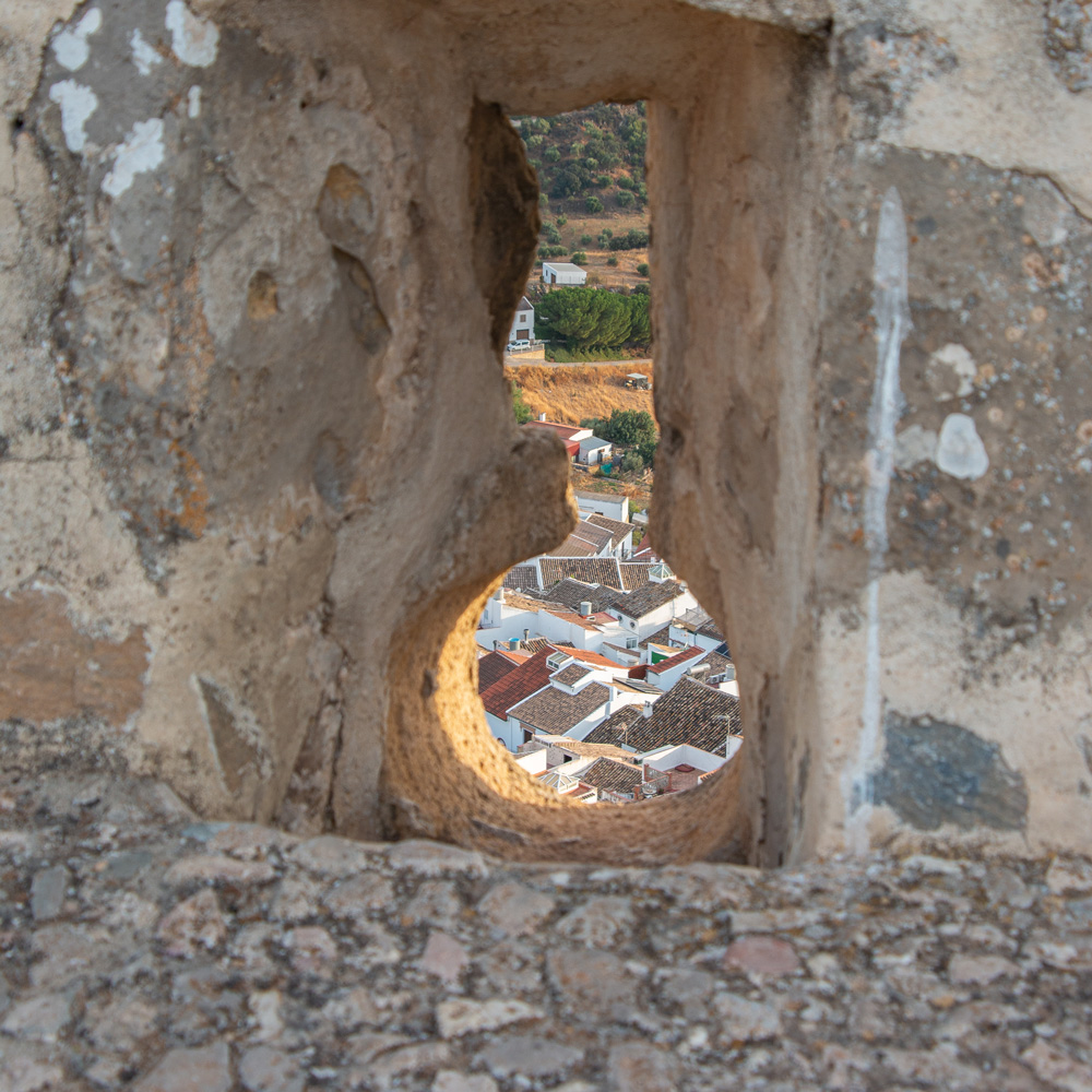 Obertura practicada en el muro en la cubierta de la torre del homenaje para disparos de artillería