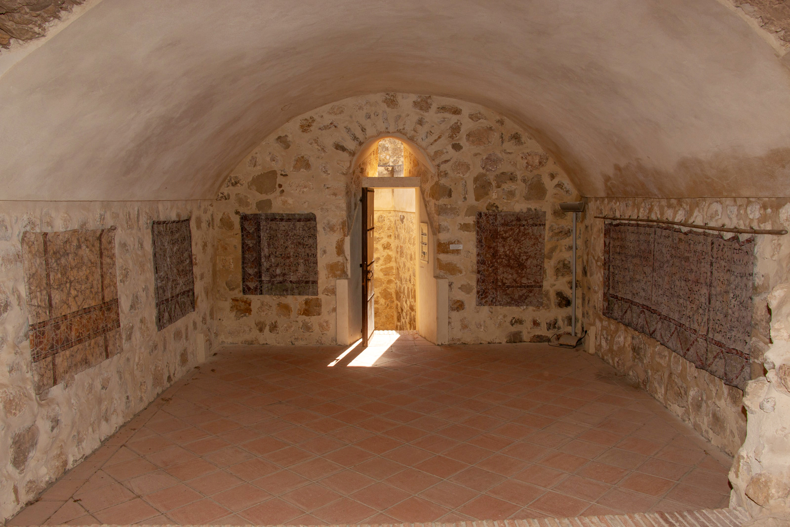 Basement overlook. In the background, the exit door towards the corner entrance.